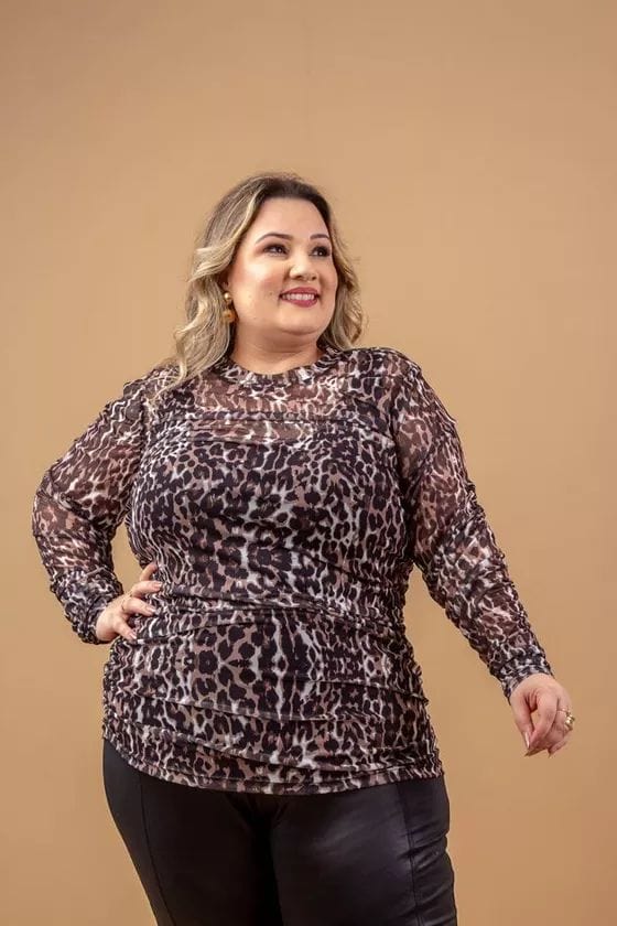 blusa plus size animal print em tule com forro