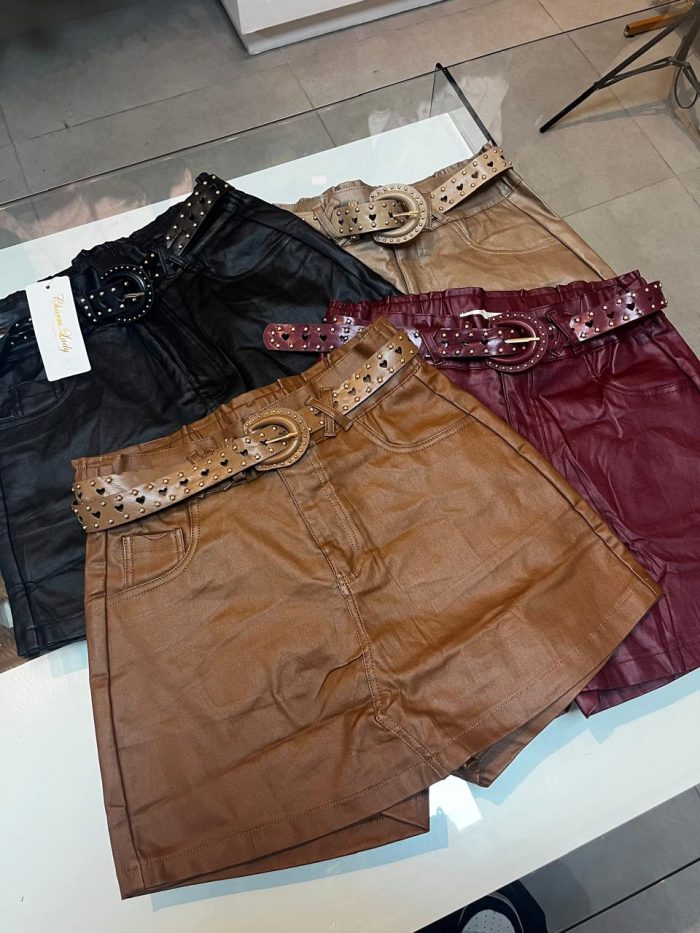 bermuda feminina em couro sintético com cinto