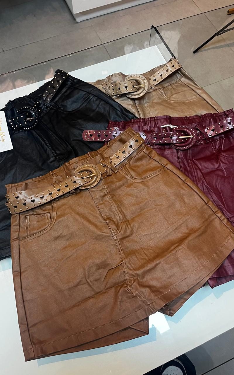bermuda feminina em couro sintético com cinto