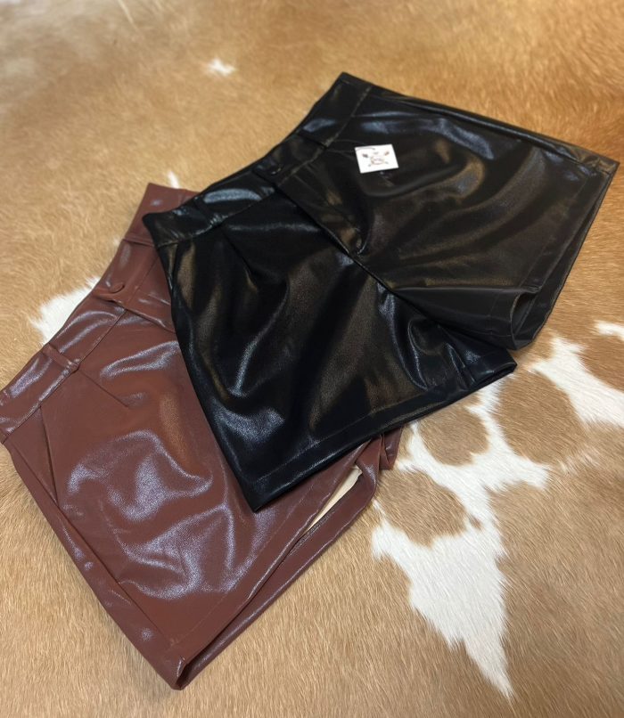 short saia couro sintético brilhoso – cores preto e marrom o queridinho das fashionistas chegou com tudo! esse short saia em couro sintético com acabamento brilhoso une atitude e sofisticação em uma peça só. com modelagem moderna e cintura alta, é perfeito para criar looks poderosos tanto para o dia quanto para a noite. ✨ disponível nas cores: preto e marrom ✨ cintura alta e modelagem estruturada ✨ acabamento com leve brilho, super tendência ✨ versátil: use com botas, saltos ou tênis! um toque de ousadia e elegância para o seu guarda roupa! 💫🖤🤎