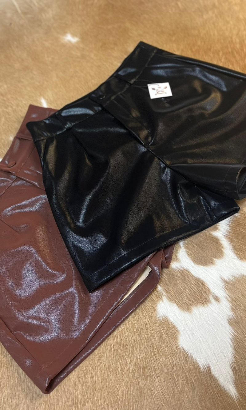short saia couro sintético brilhoso – cores preto e marrom o queridinho das fashionistas chegou com tudo! esse short saia em couro sintético com acabamento brilhoso une atitude e sofisticação em uma peça só. com modelagem moderna e cintura alta, é perfeito para criar looks poderosos tanto para o dia quanto para a noite. ✨ disponível nas cores: preto e marrom ✨ cintura alta e modelagem estruturada ✨ acabamento com leve brilho, super tendência ✨ versátil: use com botas, saltos ou tênis! um toque de ousadia e elegância para o seu guarda roupa! 💫🖤🤎