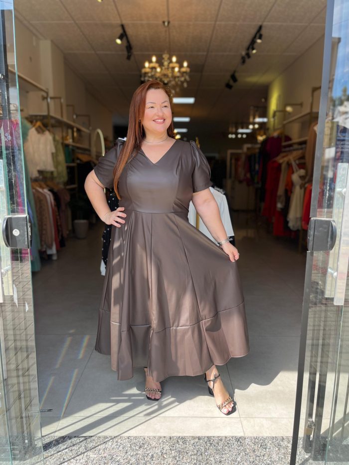 vestido midi em couro fake – elegância e sofisticação plus size