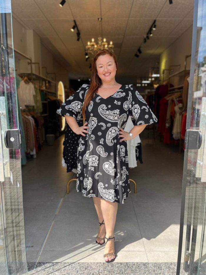 vestido midi preto com estampa paisley branca